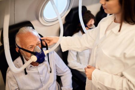Paciente recibiendo oxigenoterapia con mascarilla durante una sesión hiperbárica